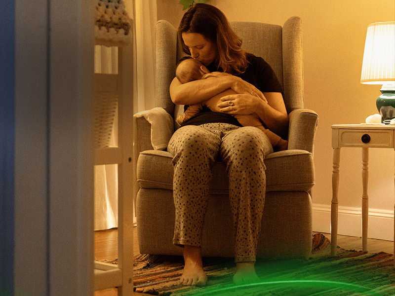 Mum with baby in chair 800x600